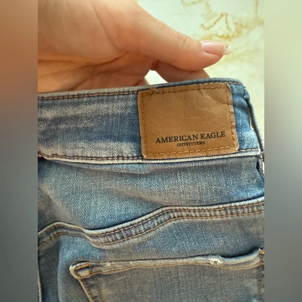 🏷️ 🛍️ NWOT American Eagle High Rise Super Stretch Medium Wash Denim Pants 🏷️ 🛍️ - Picture 9 of 9